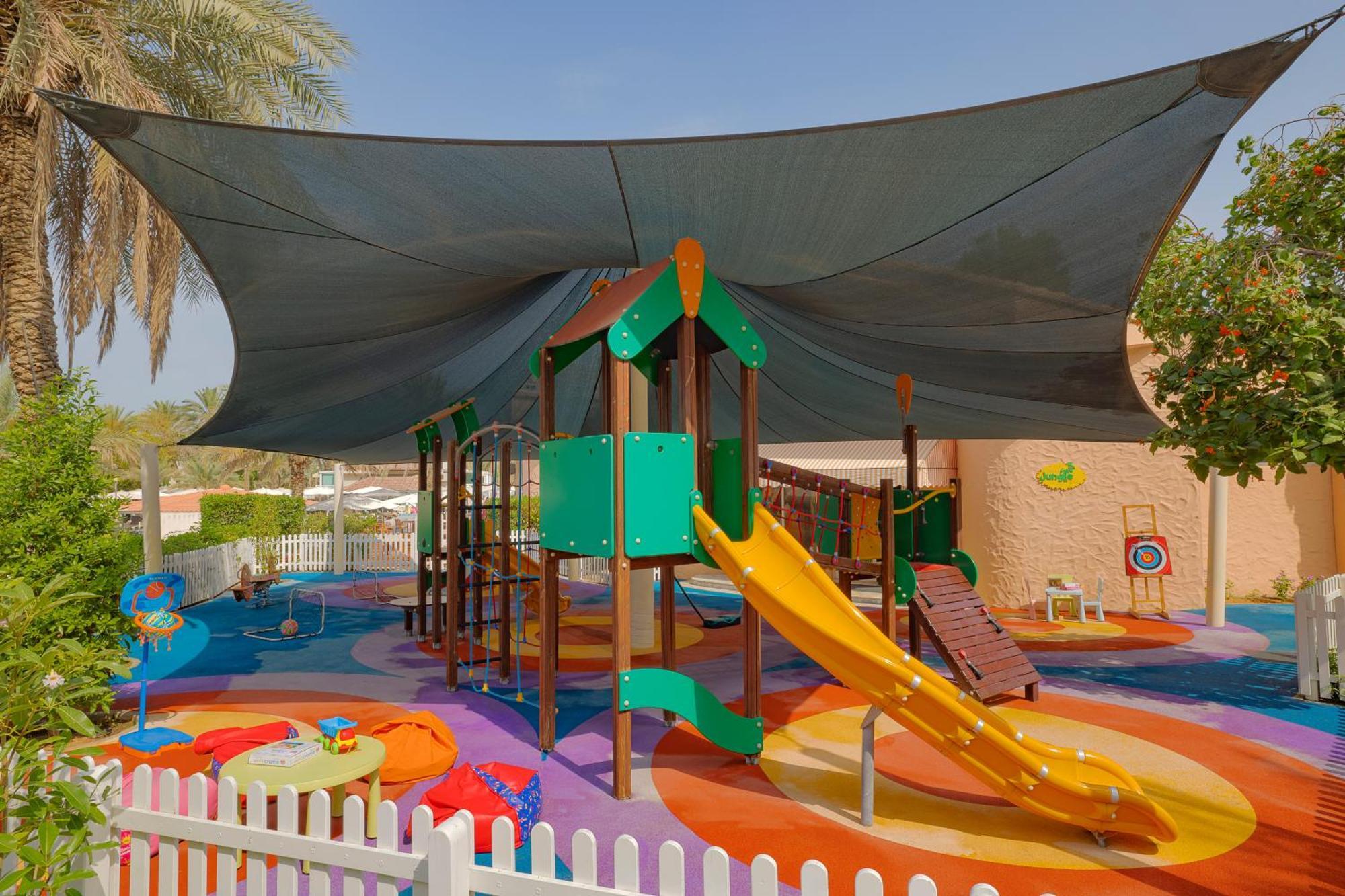 Al Habtoor Grand Resort, Autograph Collection Dubai Exterior foto Playground at the school