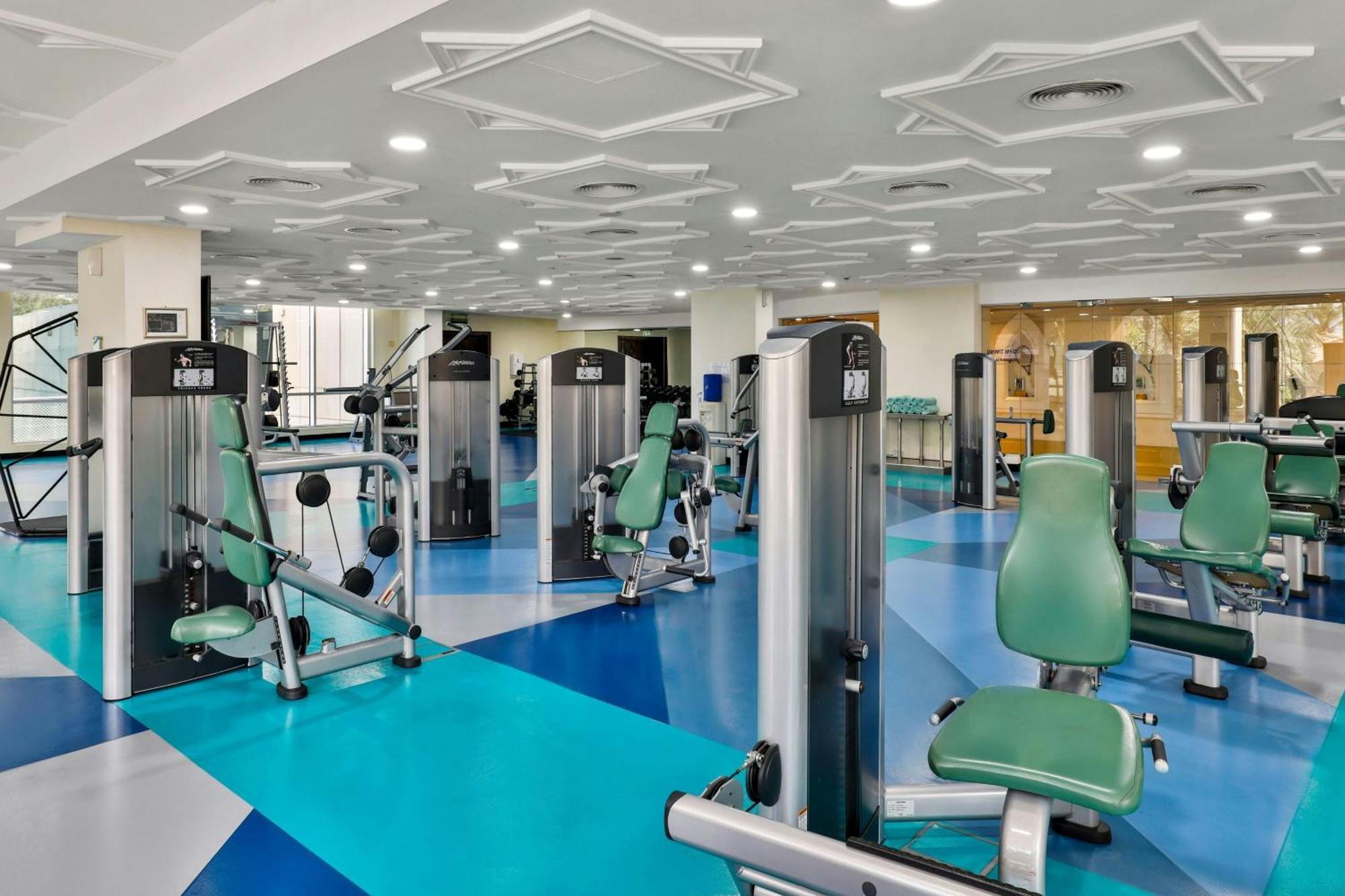 Al Habtoor Grand Resort, Autograph Collection Dubai Exterior foto The gym at the hotel