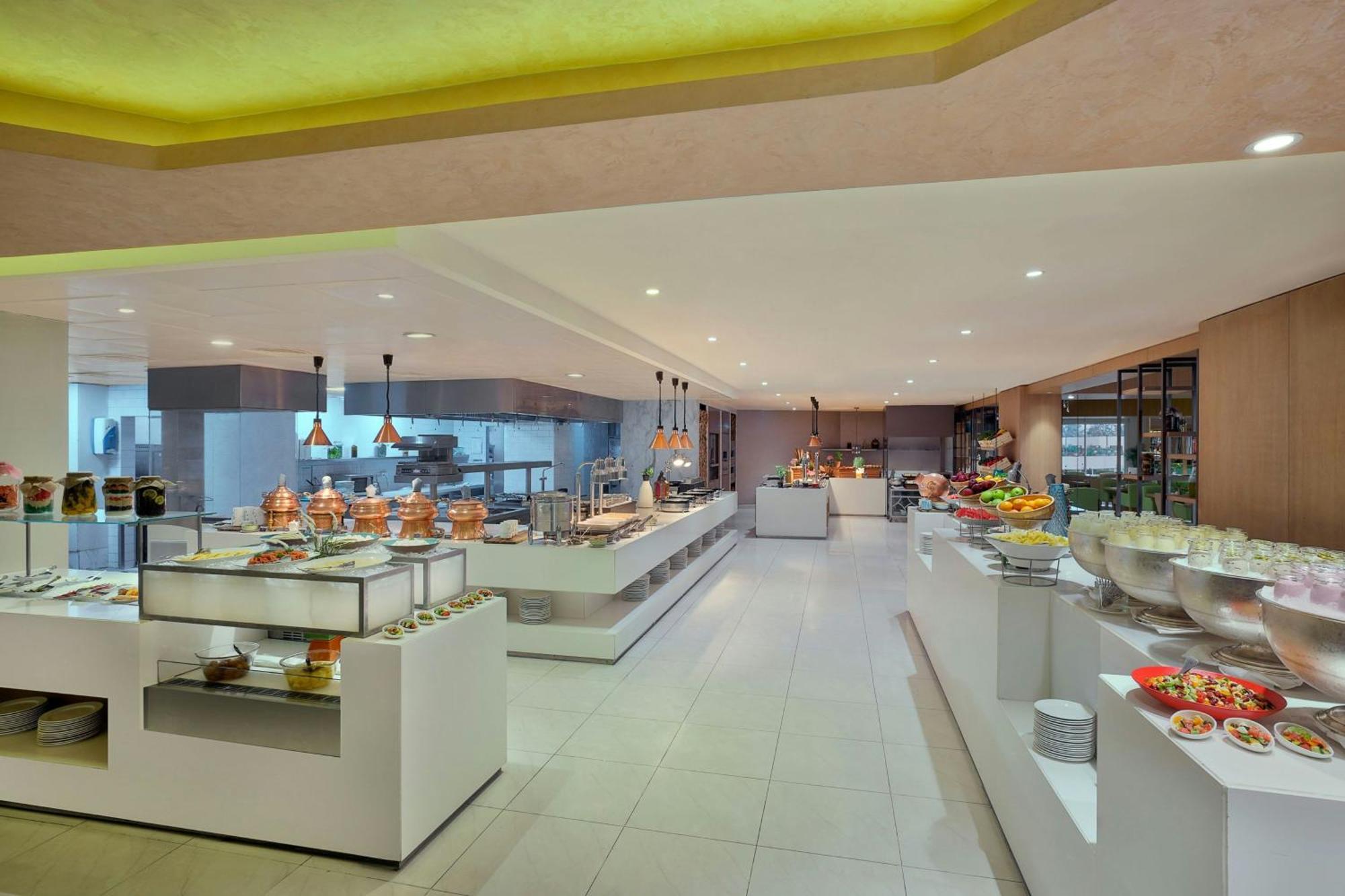 Al Habtoor Grand Resort, Autograph Collection Dubai Exterior foto The buffet at the hotel