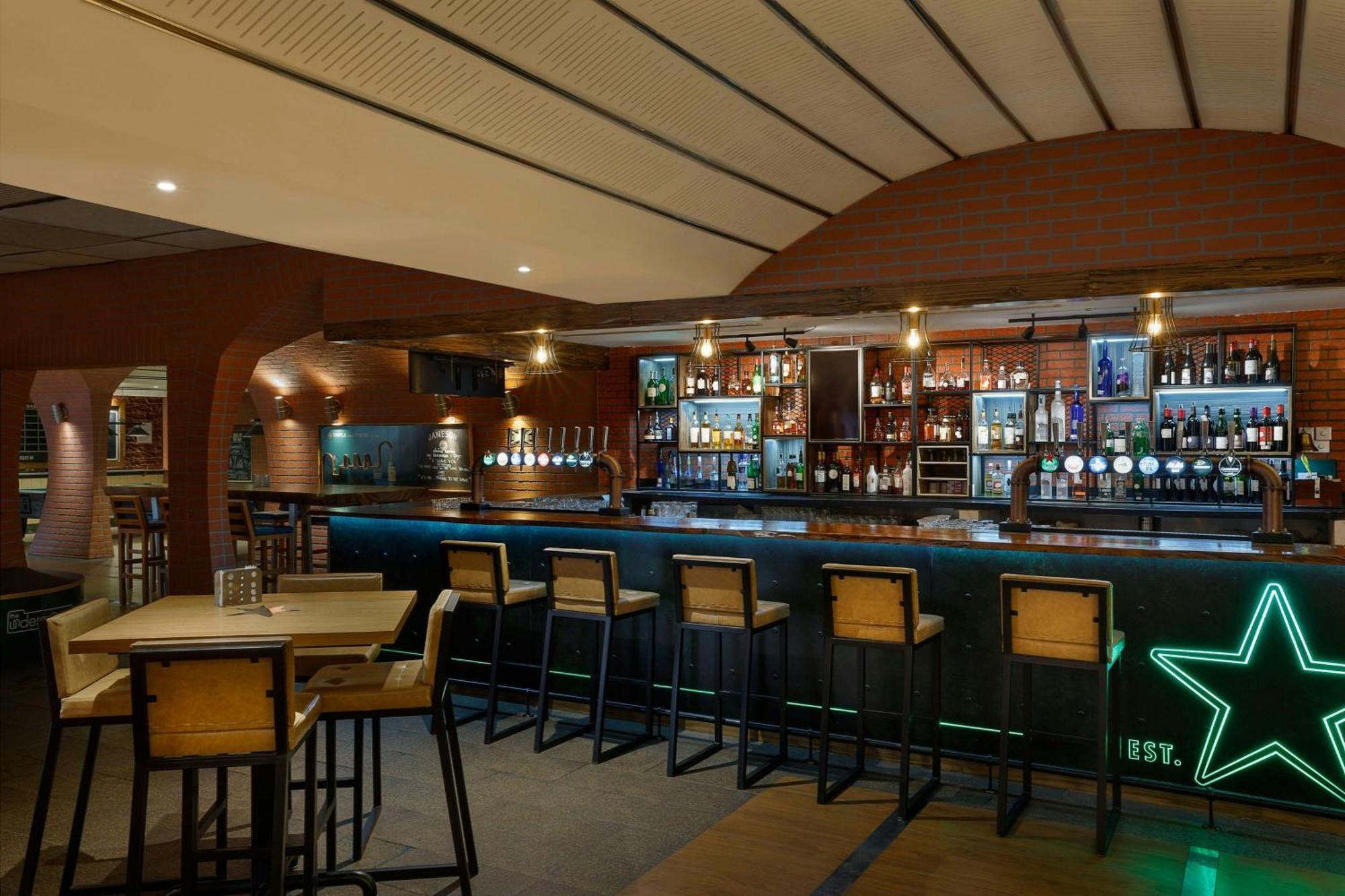 Al Habtoor Grand Resort, Autograph Collection Dubai Exterior foto The bar at the 1900