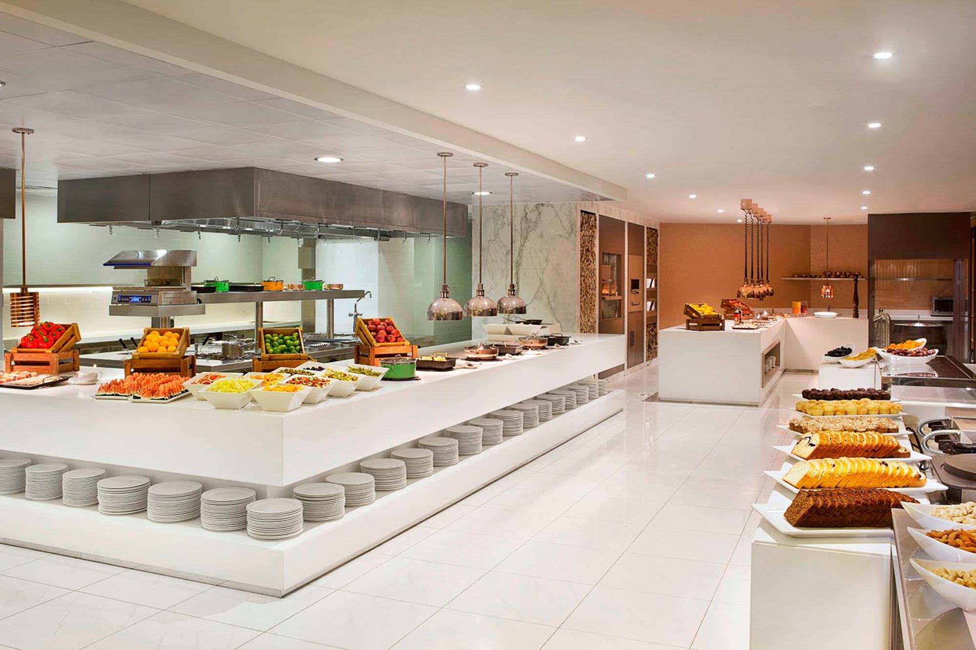 Al Habtoor Grand Resort, Autograph Collection Dubai Exterior foto The buffet at the hotel
