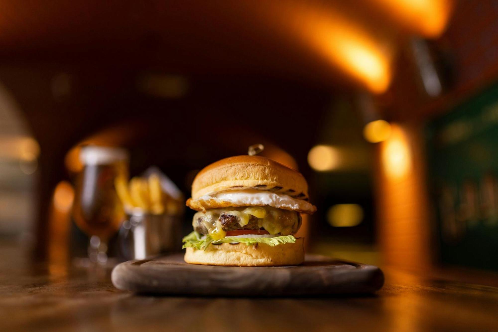 Al Habtoor Grand Resort, Autograph Collection Dubai Exterior foto A burger at the restaurant