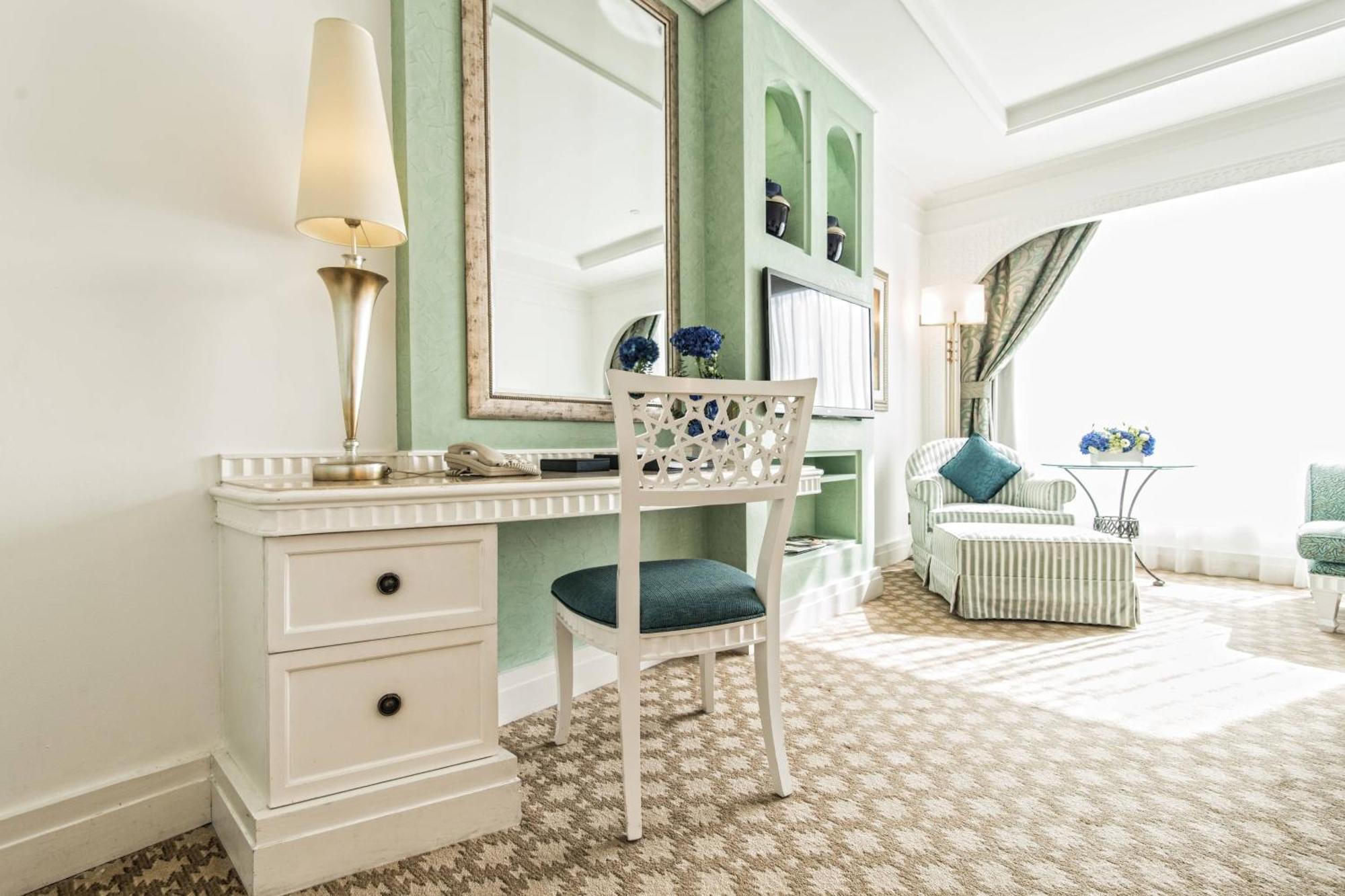 Al Habtoor Grand Resort, Autograph Collection Dubai Exterior foto A dressing table