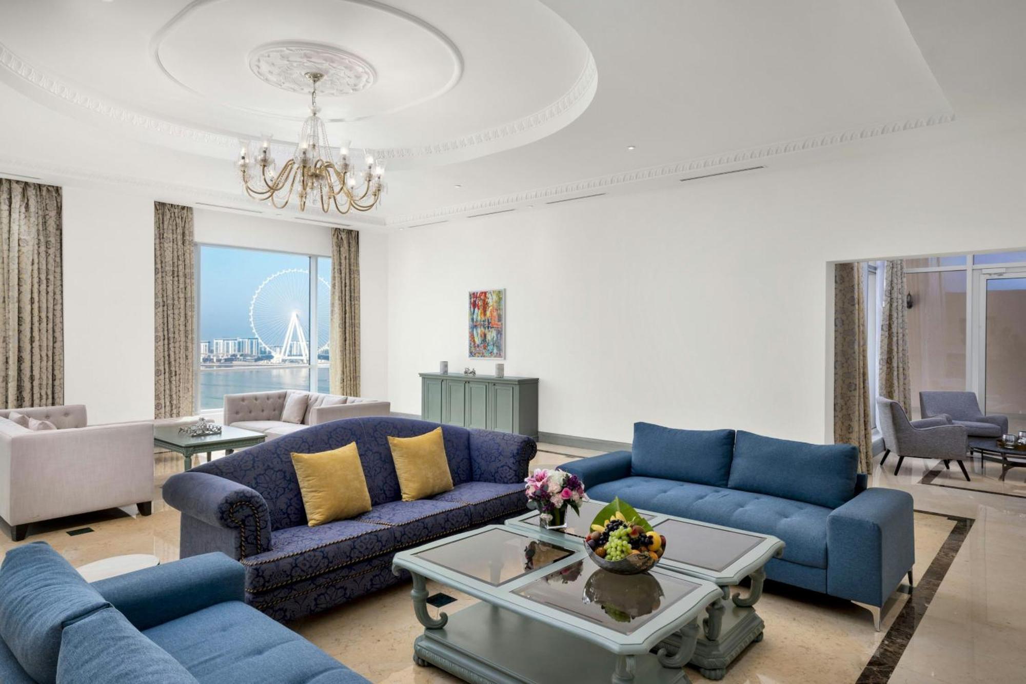 Al Habtoor Grand Resort, Autograph Collection Dubai Exterior foto A living room in a suite at the Jumeirah Atlantis